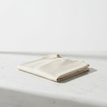Blusa de seda ivory sobre mármol blanco